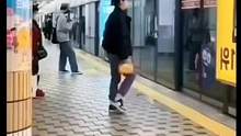 地铁小姐姐随性一跳即成经典！#地铁随拍 #路人视角 #这舞姿这步伐 #这是高手 