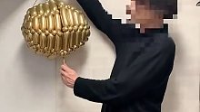 小哥用气球做成各种各样的东西，有点酷