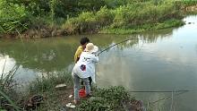 小明和小丫河边野钓，突遇猛货咬钩狂拉不出水面，太刺激了