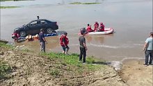 汽车被困河中心救援全程