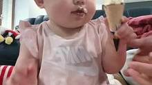 八个月的人类幼崽第一次亲自吃冰激凌意犹未尽#人类幼崽成长记 #记录成长的每一个瞬间 #宝宝第一次吃冰