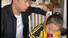 奉劝现在孩子们一句话，一定要好好学习不然以后就只能像我这样靠颜值吃饭……#父女日常 #爸爸带娃 #小