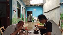 小雨淅沥，跟农村大爷一起吃“鸡丝米线”，香喷喷的