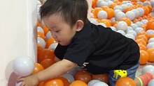 把海洋球搬回家，最近天气太热了，只能在家里玩了！小九特别喜欢，在球池里不出来了#萌娃日常 #母婴好物