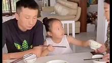 你又不是认识你奶奶一天两天了，还敢麻烦她盛饭，这下吃吧，慢慢吃。#家庭日常 #家庭搞笑 #小助手 #