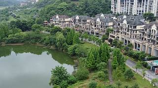 贵州遵义大山深处发现一湖，湖畔旁全是别墅，一般人很难住进来