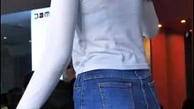 #紧身牛仔裤  #好身材秀出来  #牛仔裤后背摇 