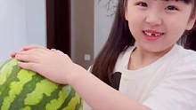 宝啊，多少有些刻意了吧#人类幼崽成长记 #吃西瓜我们是认真的 #骗你生女儿 #夏天就是要吃西瓜呀