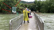 江西暴雨过后，水库水位上涨，大鱼从40米水坝摔下，村民纷纷捡漏