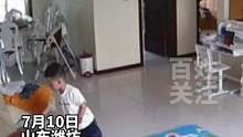 7月10日，山东潍坊。宝妈在卧室哄二宝睡觉，4岁大宝独自玩耍后收拾好玩具，整理被子哄自己睡觉！看哭宝