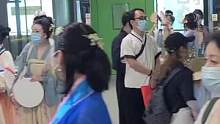 近日50位汉服小姐姐体验绍兴地铁1元游全城，网友:建议全国地铁推广#汉服 #传统文化 #绍兴 #地铁