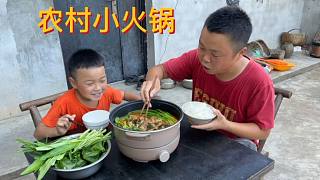 农村单亲父子的日常生活，鸡腿小火锅，再涮上木耳菜和韭菜，香啊