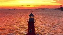 当灯塔遇到海边的火烧云，看到这一绝美的场景你第一时间会艾特谁。
#治愈系风景 #海边日落晚霞 #我在