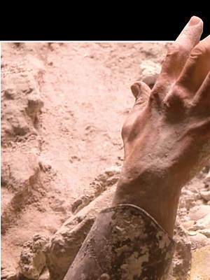 水泥地里喷出鲜血，男人居然被水泥活埋在了地下丨第1集#宅家dou剧场 