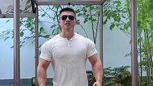 来个外景吧，出来做大保建，放松一二三四头肌#丁童磊健身 #型男穿搭 #肌肉型男 #健身穿搭 #型男必