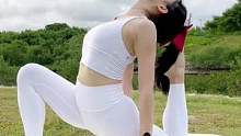 一身纯白，一衣少年，一声快门是青春啊#瑜伽服搭配 #美背背心 #户外瑜伽