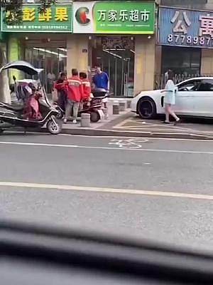 7月17日，浙江绍兴，诸暨市东旺路路段，2名车主与路旁环卫工人疑因扔垃圾问题发生冲突。附近一名店家表