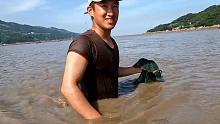 黄河一样的海水抓30斤青蛾，吸引几十人水里摸，还捞到100元RMB