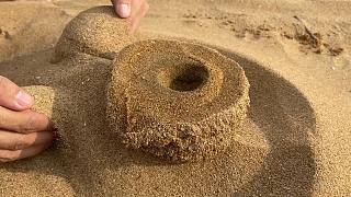 大海退潮赶海，螃蟹太多把小斗整蒙了，沙子碰到海水成这样了