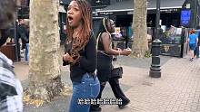 国外恶搞：美女逛街却被恶搞，不过脾气真好，被搞了都不生气