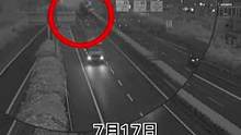 眼睛眯了一下，大货车“站上”高速中央护栏（供稿：绍兴高速交警） #疲劳驾驶 #远离大货车 #出行安全