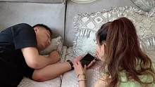 趁老公睡着了偷看一下他的手机，打开后看到这一幕…@元气桌面壁纸