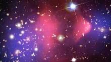 两个巨大星系团的碰撞提供了暗物质的第一个直接证据，星系团中的气体是由暗物质扭曲而成的。暗物质是构成宇