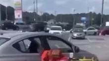 美国网民实拍：两名妇女将选购的商品转移到车上，而这辆车也是别人的。