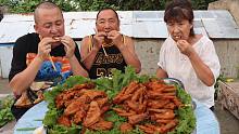 大彭做了啥美食？让全家勾起食欲，香味都飘出来了，啃到嘴角流油
