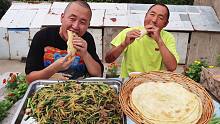 大彭做面食失败，老爸却说好吃，爷俩大饼卷土豆丝，吃过瘾了