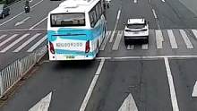 行车未保持安全距离，货车追尾两辆小轿车。#交通安全#行车安全