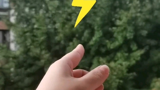 女子学了一套风火雷电破手势,便去阳台试了一下,没想到刚做完就刮风