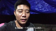 夜晚赶海发现海边大量螃蟹，兴哥一路连抓不带停，可惜一个都不收