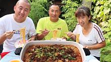 五包泡面一锅牛肉，这面真豪横，爸妈赞口不绝，吃着超级过瘾
