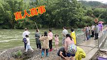 发生在江西赣州真人真事，一排村民站在桥上，赶紧拍给大家看看