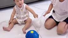 自从买了踩踩球，儿子很高兴，一会踩一会踢一会扔，锻炼身体还增加亲子互动#儿童玩具 #踩踩球 #宝妈推