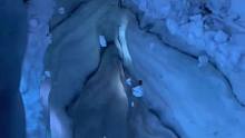 被眼前这一幕震撼到了！穿梭于冰洞之中，此视频屏蔽了凡人.#旅行大玩家