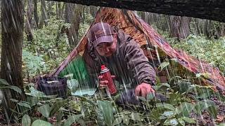 一个人过夜，在雨中露营，在森林里寻找一个防空洞，防水布庇护所