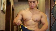 不穿背心，别人怎么知道你练过肌肉
#丁童磊健身 #型男穿搭 #运动背心 #健身穿搭 #运动穿搭