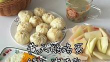 每天早上一个蛋，今天喝的是绿豆沙牛乳，主食小笼包，水果水蜜桃。#锦妈恬宝分享记 #孕期饮食 #早餐