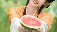 西瓜和你，都很甜。夏天当然要拍西瓜少女啦！#夏日限定 #国风古韵 #西瓜 #这个夏天 