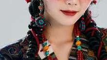 华美厚重的饰品，色彩繁复的服饰，承载着民族文化独有的魅力，任何人也盗不走的文化色彩。#民族风 #写真