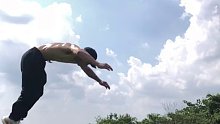 风雨里做个大人，阳光里做个小朋友。