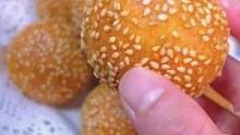 用这个#芝麻球预拌粉 做南瓜芝麻球这样做简单又方便，外酥里嫩，香脆可口。#芝麻球 