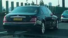 路边偶遇迈巴赫，这车牌太顶了！#迈巴赫 #汽车 #车牌 #豪车