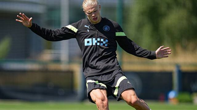 堪比c罗!哈兰德英超首秀前晒训练照,3块大腿肌肉,沟壑成型