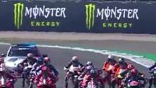 #motogp #赛车 #机车 #摩托车 MotoGP英国站正赛速报，牙牙第一，小牛第二，雨神第三。