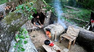 树干和泥壁炉中的丛林工艺庇护所 - 单人生存露营 - 户外烹饪