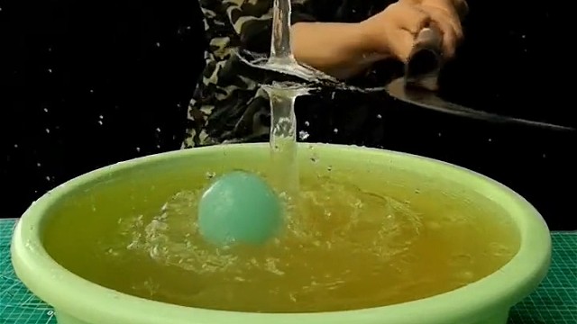 慢镜头下的抽刀断水