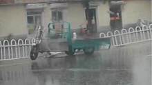 雨中见三轮车“无人驾驶”，男子欢乐吃瓜，结果吃瓜吃到了自己身上。#尴了个尬 
